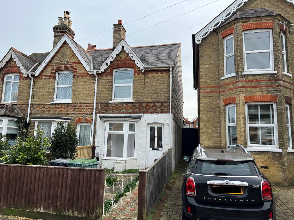 Lot: 61 - HOUSE FOR INVESTMENT OR OCCUPATION - Front of house